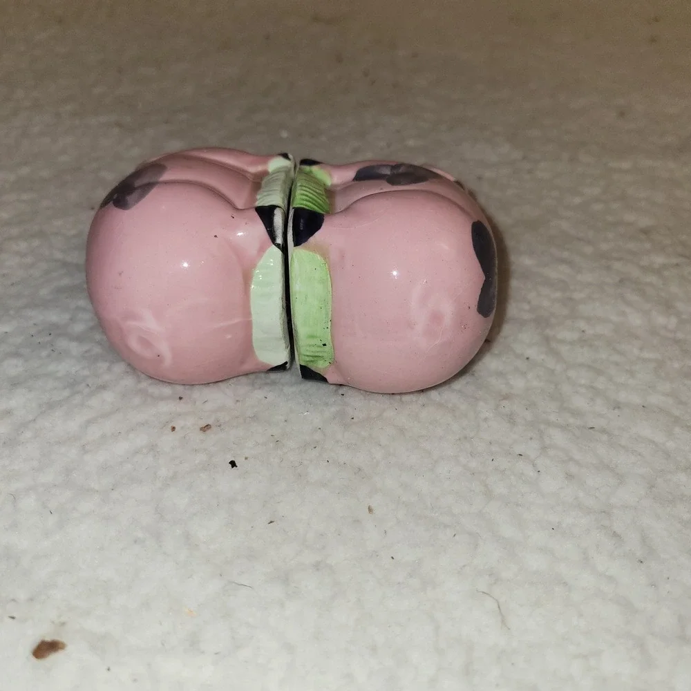 Salt & Pepper Shakers Classic Pink‎ Farm Pigs